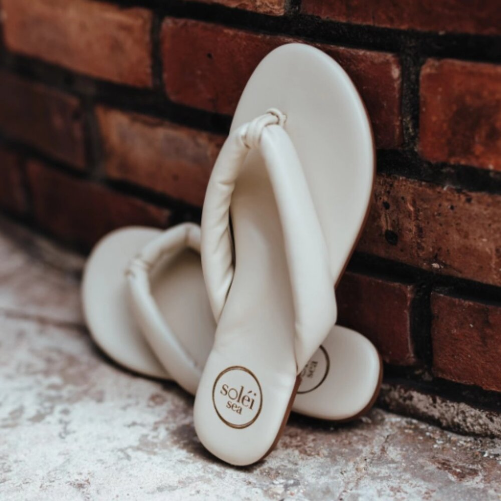 NWT Solei Sea Gisel Flip Flops in Shell Size 8